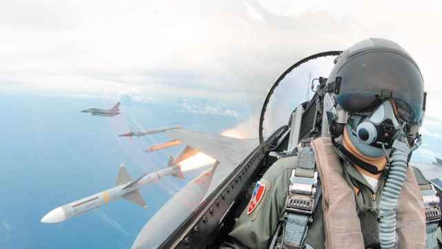 ����ͼ��̨��F-16ս����������ѵ���з���AIM-7��ȸ����