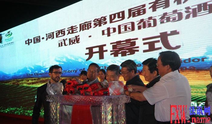 8��15�գ����š��й����������ȵ��Ľ��л��������ƽ�(�������й����ѾƳ�)���ڸ�������ʢ��Ļ